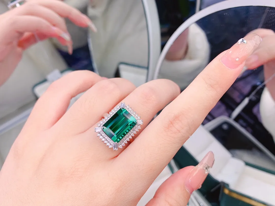 18K重金天然蓝绿色碧玺戒指、全净体、南非足反钻石、裸石重8.5克拉、规格13.5*10、附证书