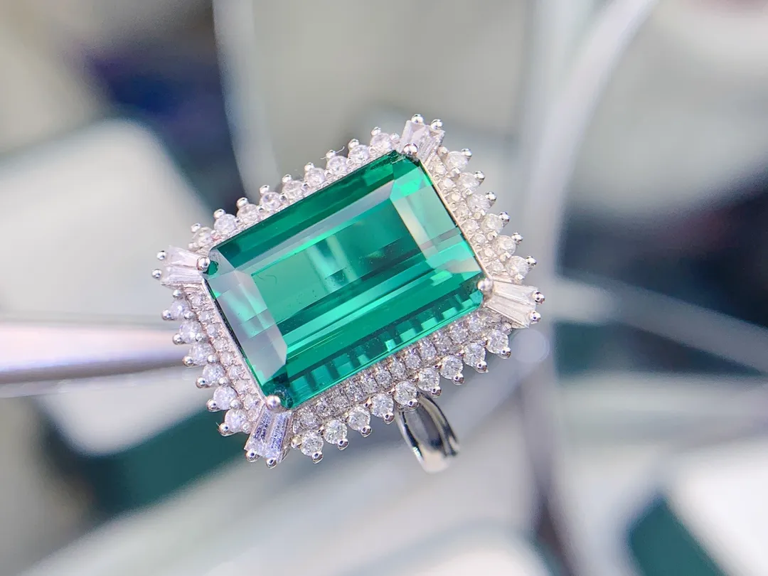 18K重金天然蓝绿色碧玺戒指、全净体、南非足反钻石、裸石重8.5克拉、规格13.5*10、附证书