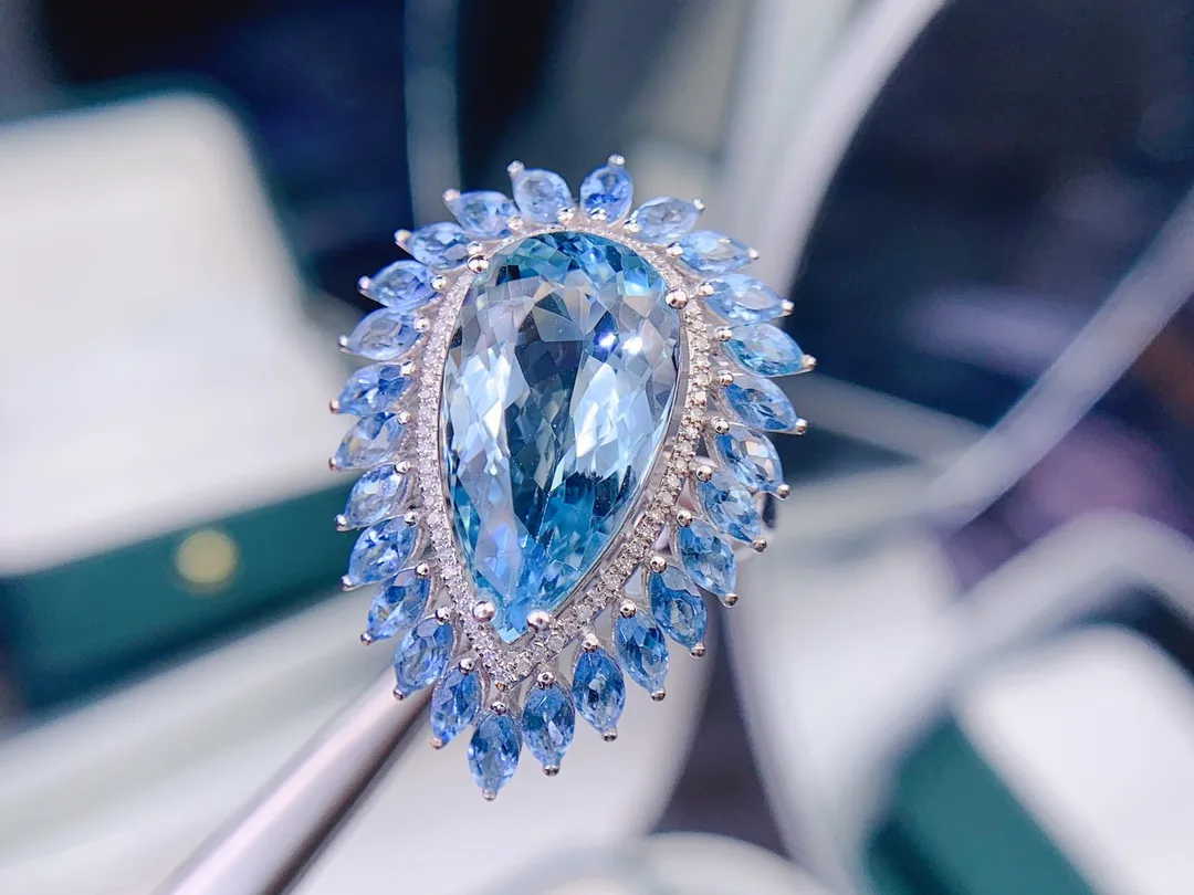 18k重金天然海蓝宝戒指、玻璃体、火彩闪、南非足反钻石+小海蓝宝、裸石重7.5克拉、规格1