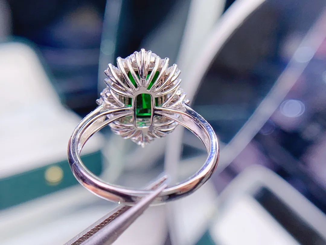 天然铬碧玺戒指、火彩闪、裸石重3.39克拉、总重：4.56克、钻石：112粒、附证书