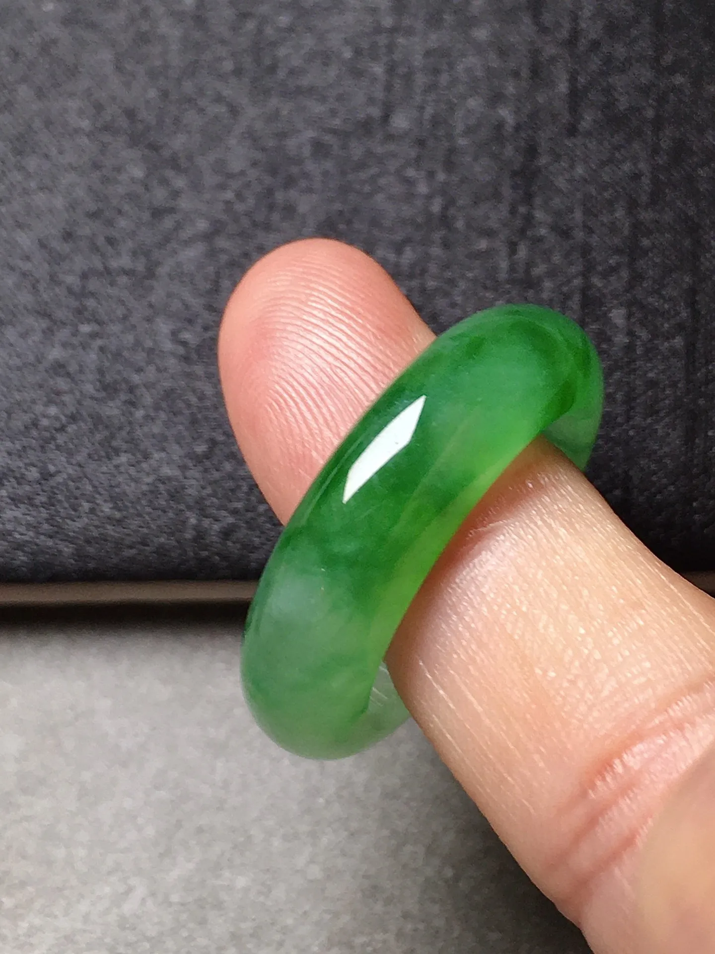 冰阳绿指环，色辣水润，饱满无裂，裸石尺寸6.4/4--14.5编码1203