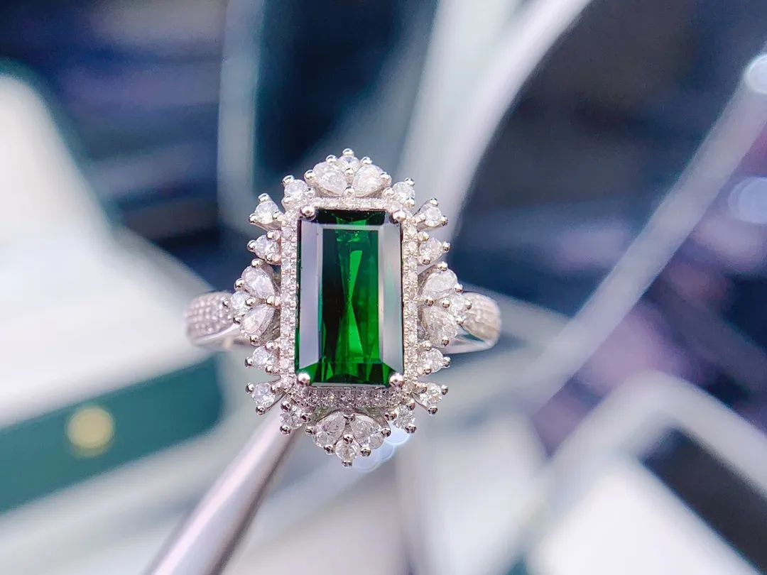 天然铬碧玺戒指、火彩闪、裸石重3.39克拉、总重：4.56克、钻石：112粒、附证书