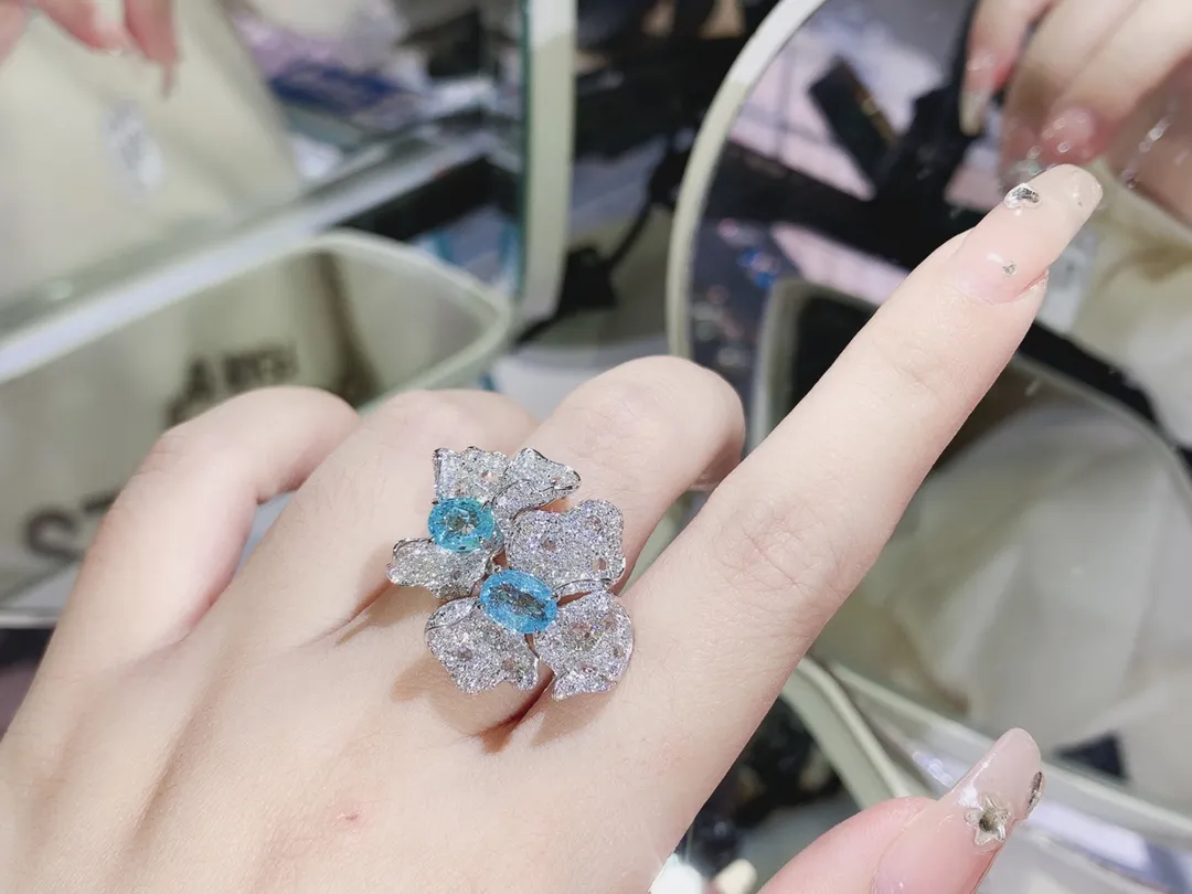 18K重金天然霓虹蓝帕拉伊巴戒指、晶体通透、南非足反钻石、裸石重1.8克拉、钻石1.65克拉、总重8.76克、14#圈口可改、附AIGS国际证书