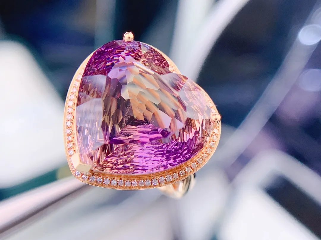 18k金天然紫黄晶戒指、全净体、南非足反钻石、裸石14.12克拉、规格：16*15.5、圈口1