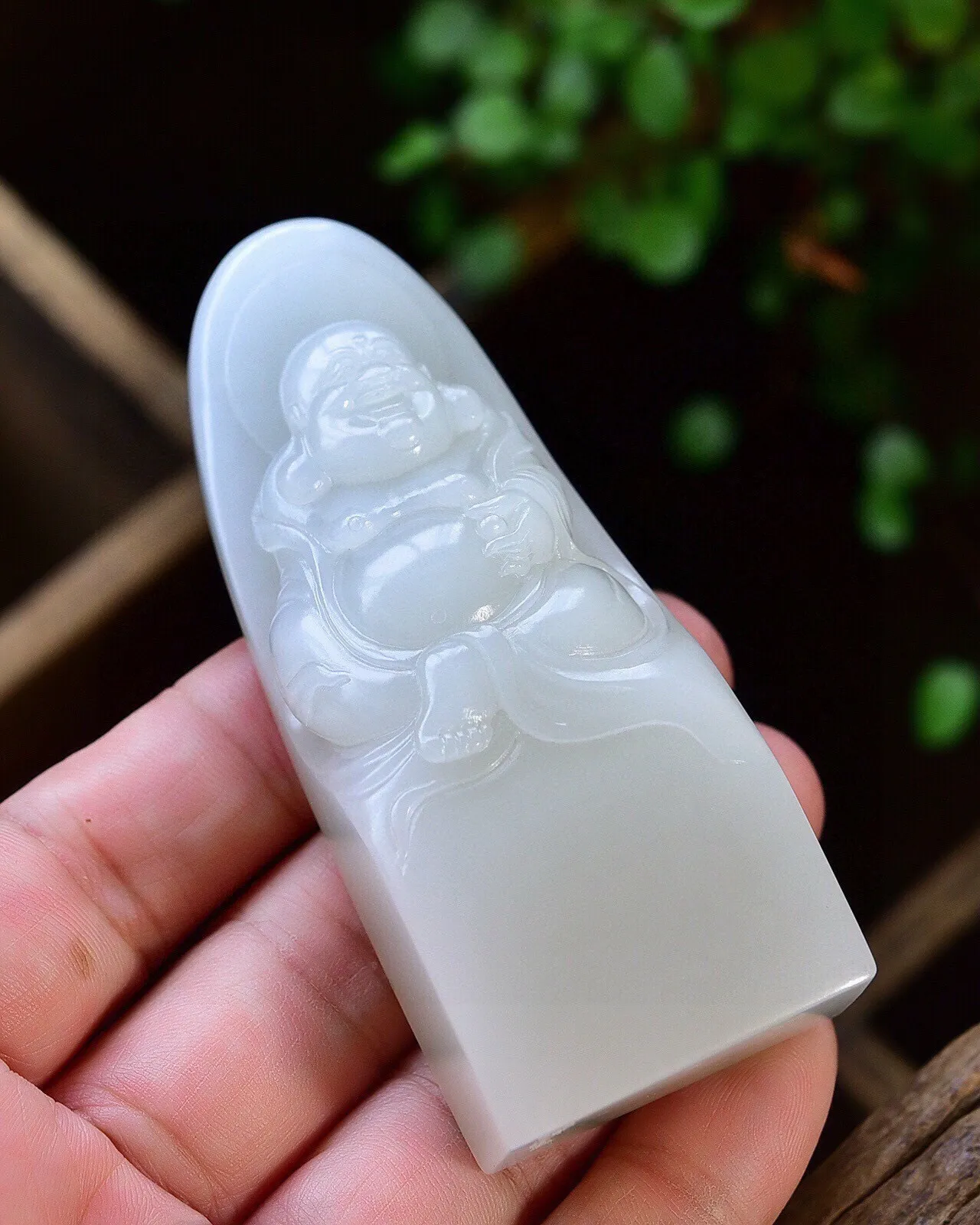 天然和田玉.羊脂玉.弥勒笑佛.手把件.摆件.玉质细腻油润.造型简洁优美.寓意大肚无忧.笑口常开.诙谐潇洒.超凡脱俗..尺寸86.6/35.2/19.8重137.72克.