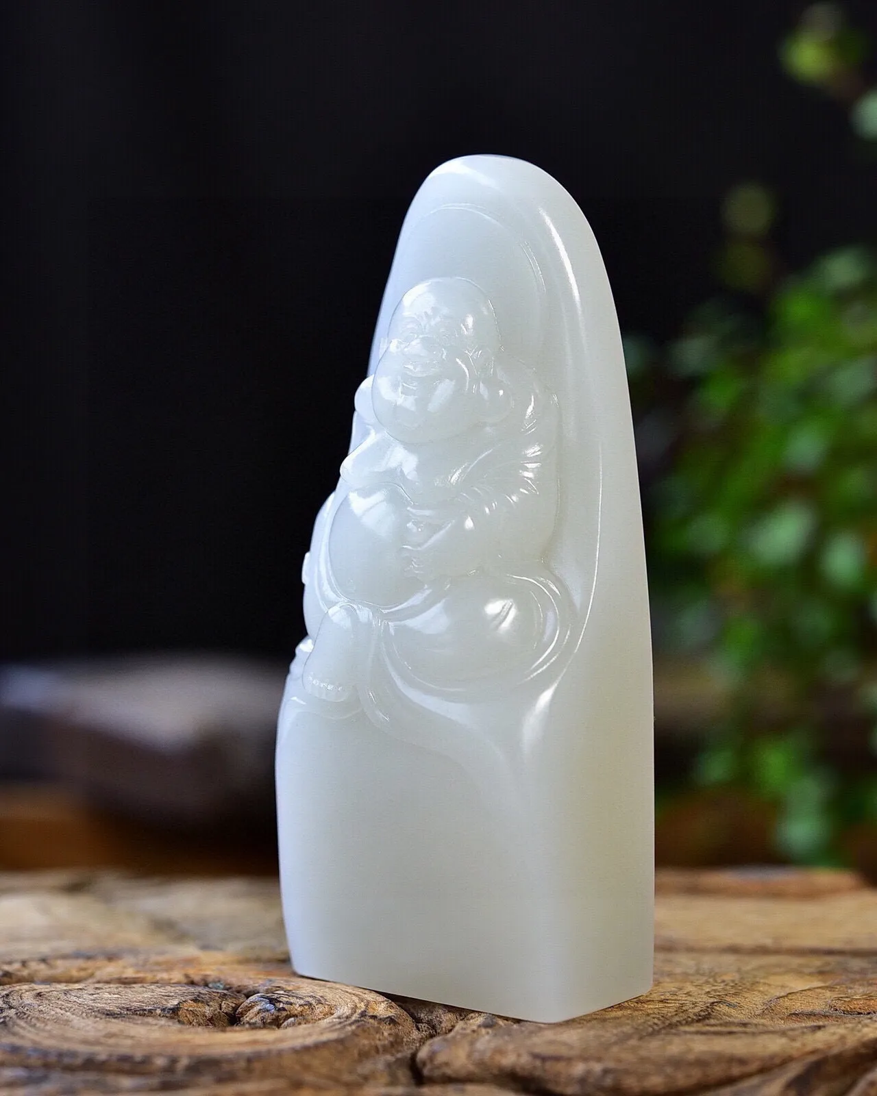 天然和田玉.羊脂玉.弥勒笑佛.手把件.摆件.玉质细腻油润.造型简洁优美.寓意大肚无忧.笑口常开.诙谐潇洒.超凡脱俗..尺寸86.6/35.2/19.8重137.72克.