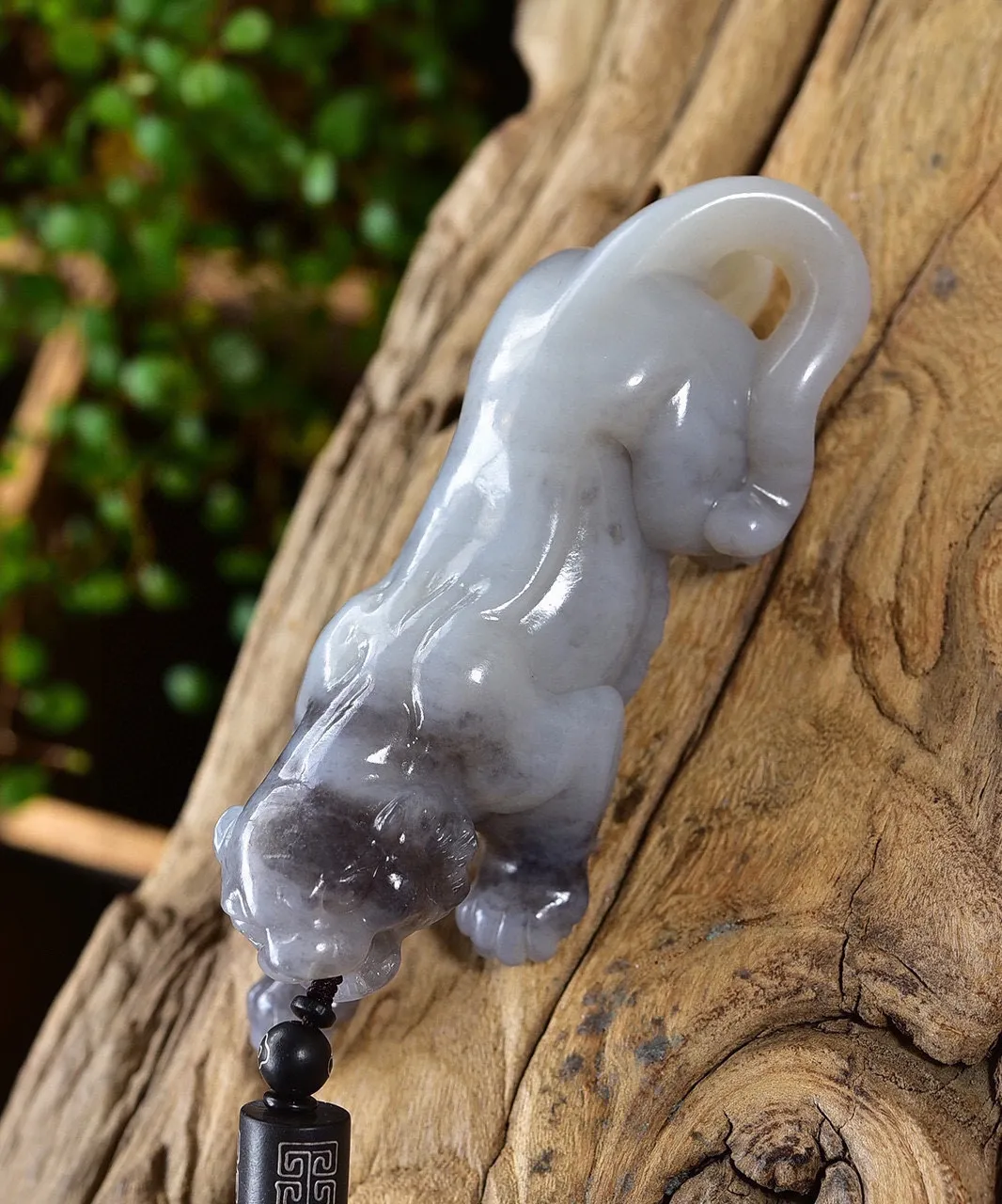 天然和田玉.烟紫.虎虎生威.生肖虎.把玩件.玉质油润细腻.雕琢精致流畅..阳气十足.可以.护佑平安.寓意无灾无难.无往不利..尺寸114.6/37.6/39.5重199.10克.