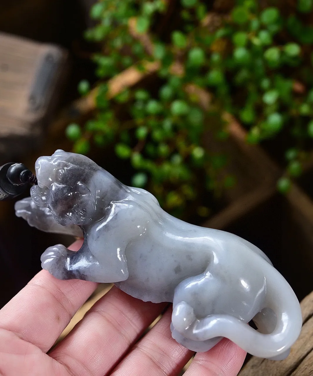 天然和田玉.烟紫.虎虎生威.生肖虎.把玩件.玉质油润细腻.雕琢精致流畅..阳气十足.可以.护佑平安.寓意无灾无难.无往不利..尺寸114.6/37.6/39.5重199.10克.
