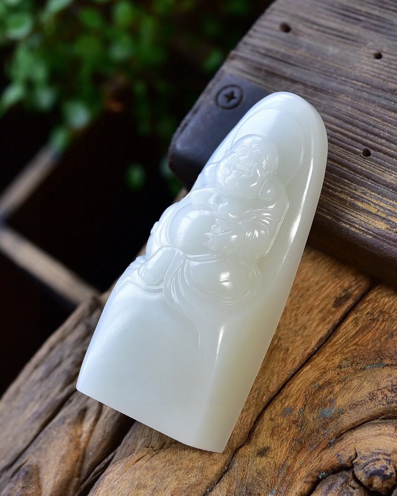 天然和田玉.羊脂玉.弥勒笑佛.手把件.摆件.玉质细腻油润.造型简洁优美.寓意大肚无忧.笑口常开.诙谐潇洒.超凡脱俗..尺寸86.6/35.2/19.8重137.72克.
