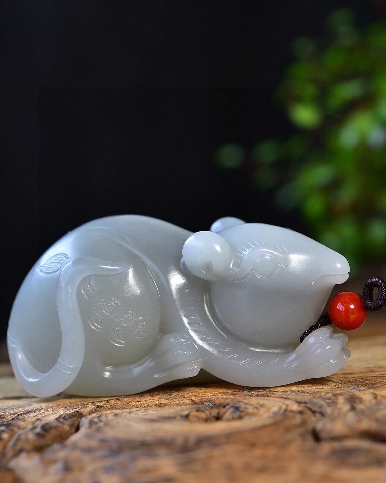 天然和田玉.紫罗兰.烟紫.招财鼠.鼠你有财.把玩件.玉质油润细腻.雕琢精美流畅.老鼠聪明灵巧.坚韧不拔.有很强的生存能力.寓意招财进宝.富裕安康..尺寸73.5/38.8/36.6重151.20克.