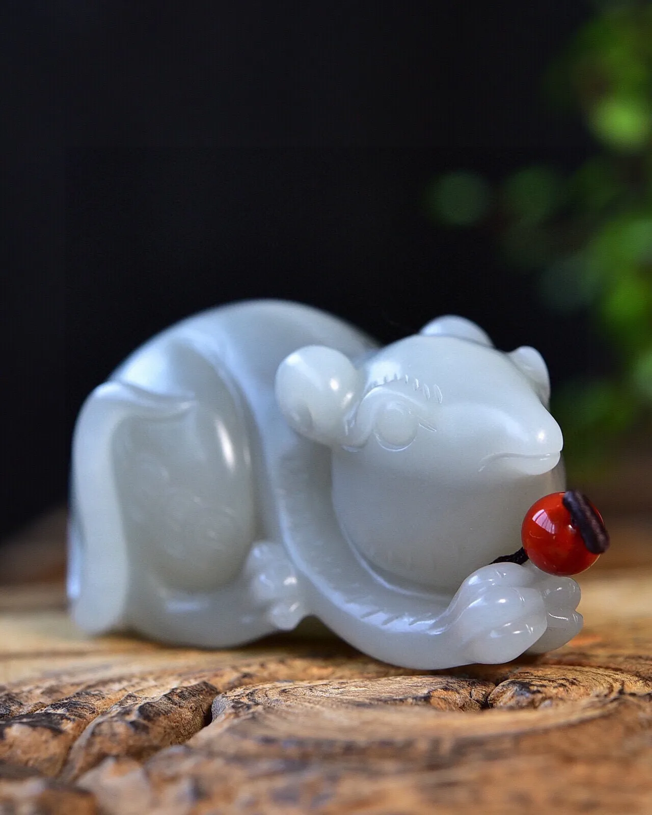 天然和田玉.紫罗兰.烟紫.招财鼠.鼠你有财.把玩件.玉质油润细腻.雕琢精美流畅.老鼠聪明灵巧.坚韧不拔.有很强的生存能力.寓意招财进宝.富裕安康..尺寸73.5/38.8/36.6重151.20克.