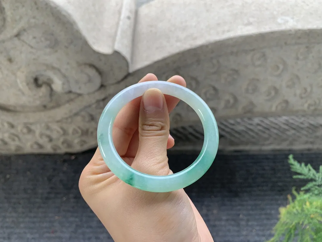 糯冰阳绿，胶胶润润，种老细腻，清秀醒目，性价比高！有色线无碍
圆条，尺寸53-6.8-8