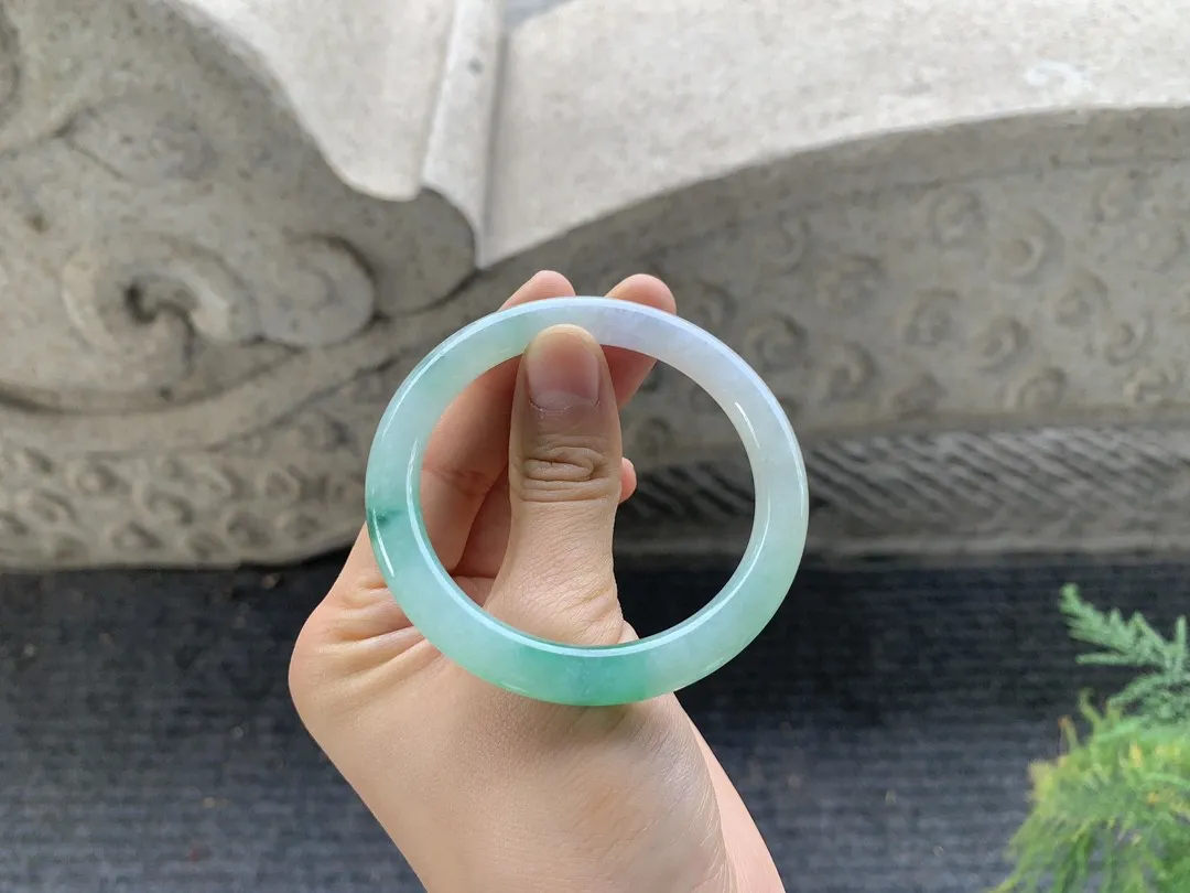 糯冰阳绿，胶胶润润，种老细腻，清秀醒目，性价比高！有色线无碍
圆条，尺寸53-6.8-8