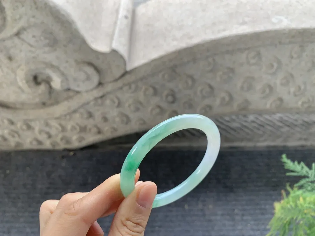 糯冰阳绿，胶胶润润，种老细腻，清秀醒目，性价比高！有色线无碍
圆条，尺寸53-6.8-8