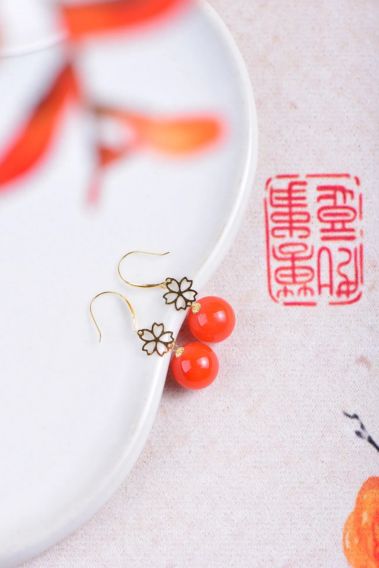 天然南红耳坠，天然无瑕疵，樱桃红，肉满色艳，颜色艳丽，规格：10.7mm，仙气十足哦～搭配精美18k金四叶草耳钩，喜欢的亲们千万不要犹豫哟