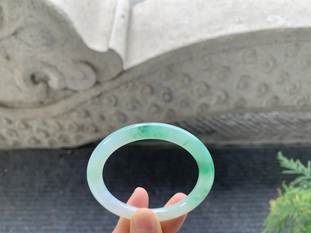 糯冰阳绿，胶胶润润，种老细腻，清秀醒目，性价比高！有色线无碍
圆条，尺寸53-6.8-8