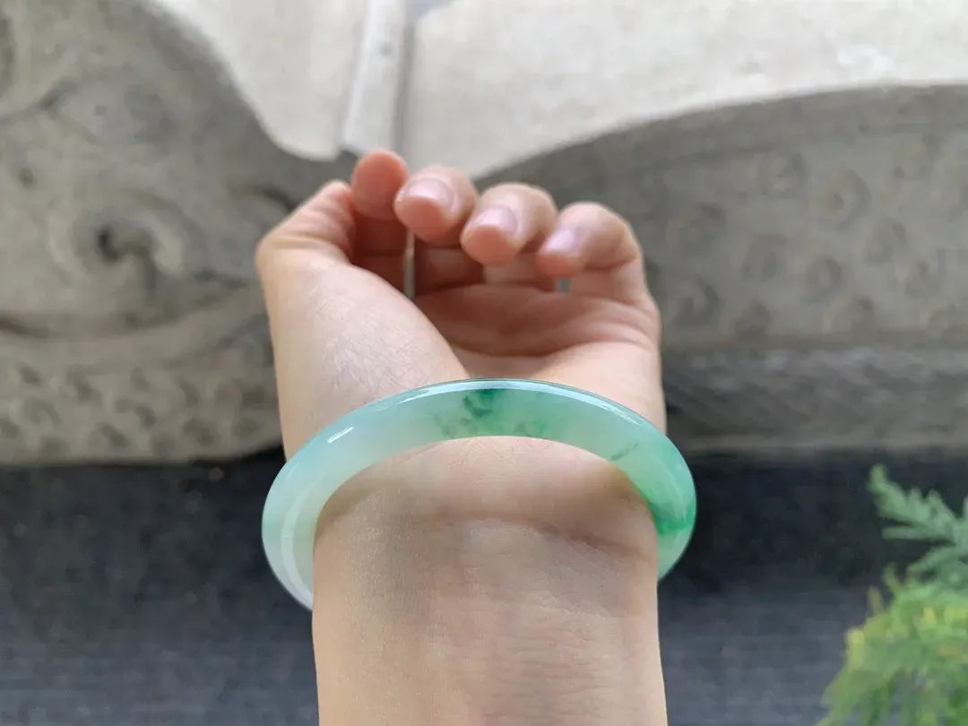 糯冰阳绿，胶胶润润，种老细腻，清秀醒目，性价比高！有色线无碍
圆条，尺寸53-6.8-8