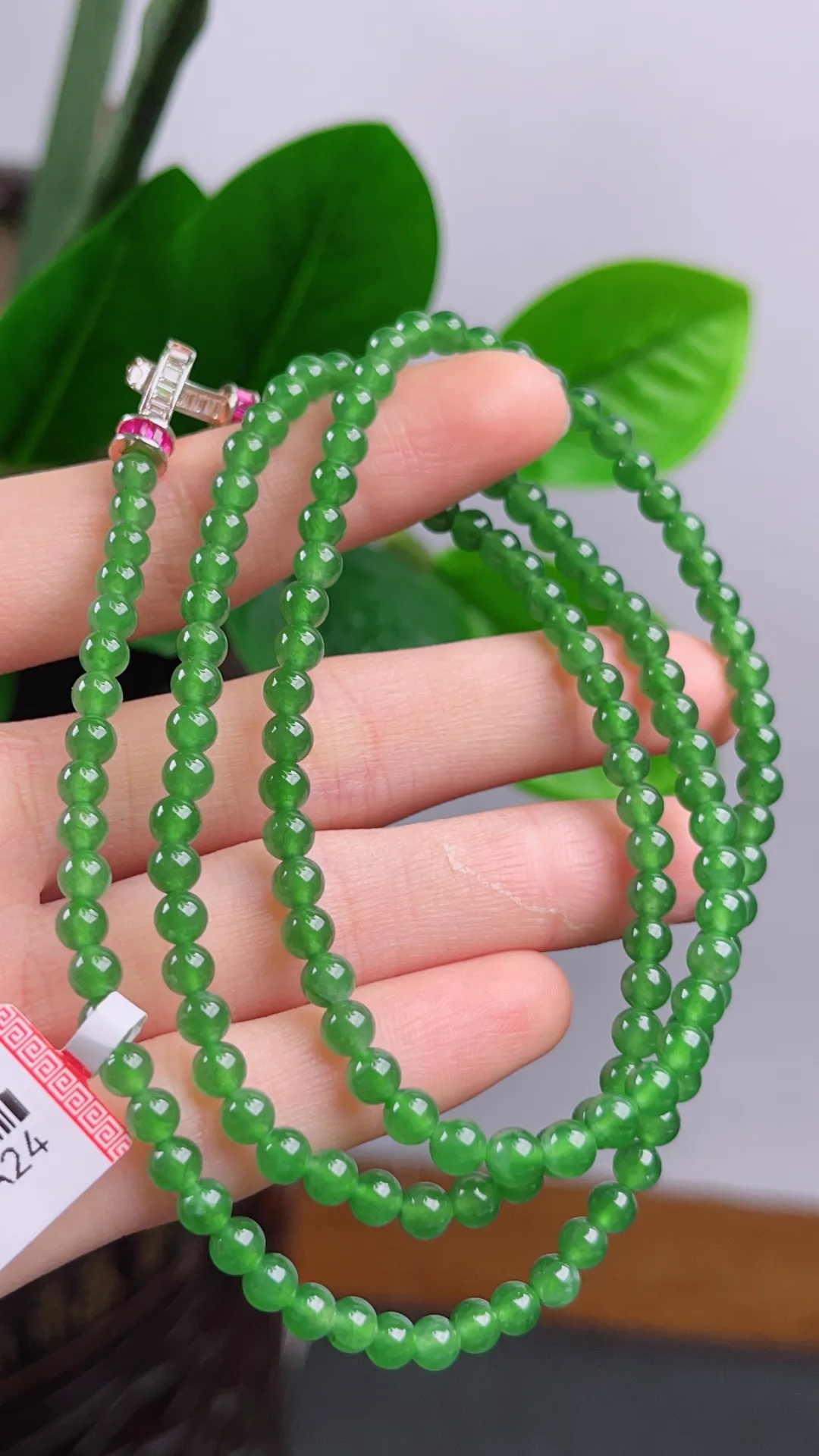 满绿圆珠项链珠链
尺寸：4.3mm重量：22.68g  
佩戴效果优雅 
缅甸天然A货翡翠