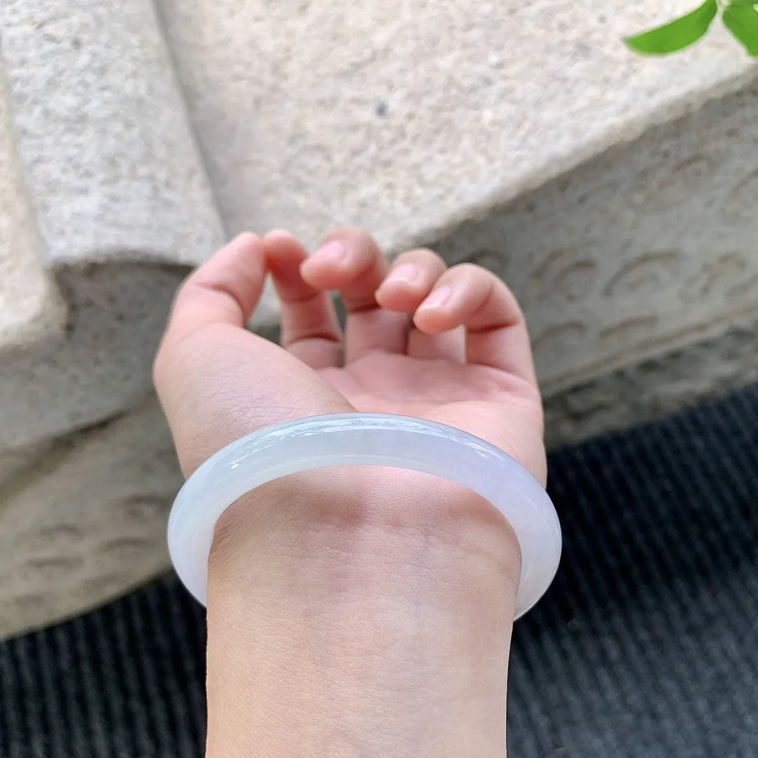 糯冰粉紫飘黄翡，清透，水润，种老，细腻，无裂纹！
圆条50 51
【圈口】51.4/7.4/7.4