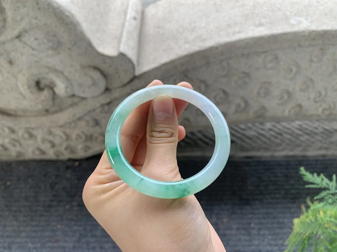 糯冰阳绿，胶胶润润，种老细腻，清秀醒目，性价比高！有色线无碍
圆条，尺寸53-6.8-8