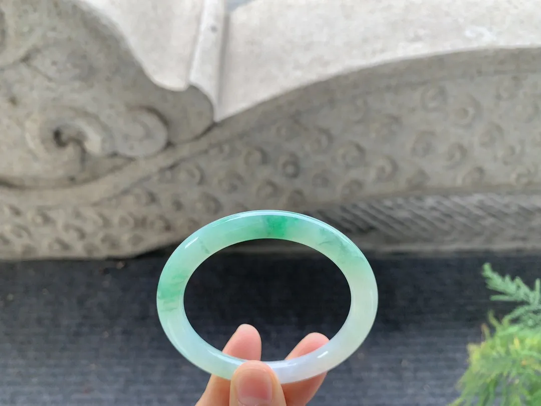 糯冰阳绿，胶胶润润，种老细腻，清秀醒目，性价比高！有色线无碍
圆条，尺寸53-6.8-8