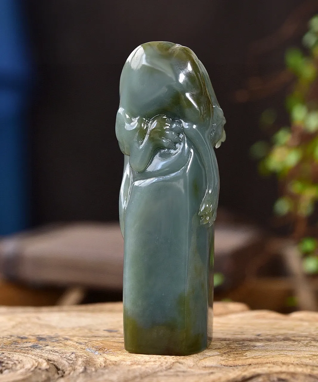 天然和田玉.且末蓝.猎豹.印章.玉质油润细腻.雕琢精细流畅.寓意捷报传来.护佑主人.整块料雕刻出来.更显珍贵.可以刻字.印章代表着文人的性情与倜傥风流.寓意身份的彰显.权力的象征.信誉的凭证..尺寸83.6/25/22.2重115.5克.