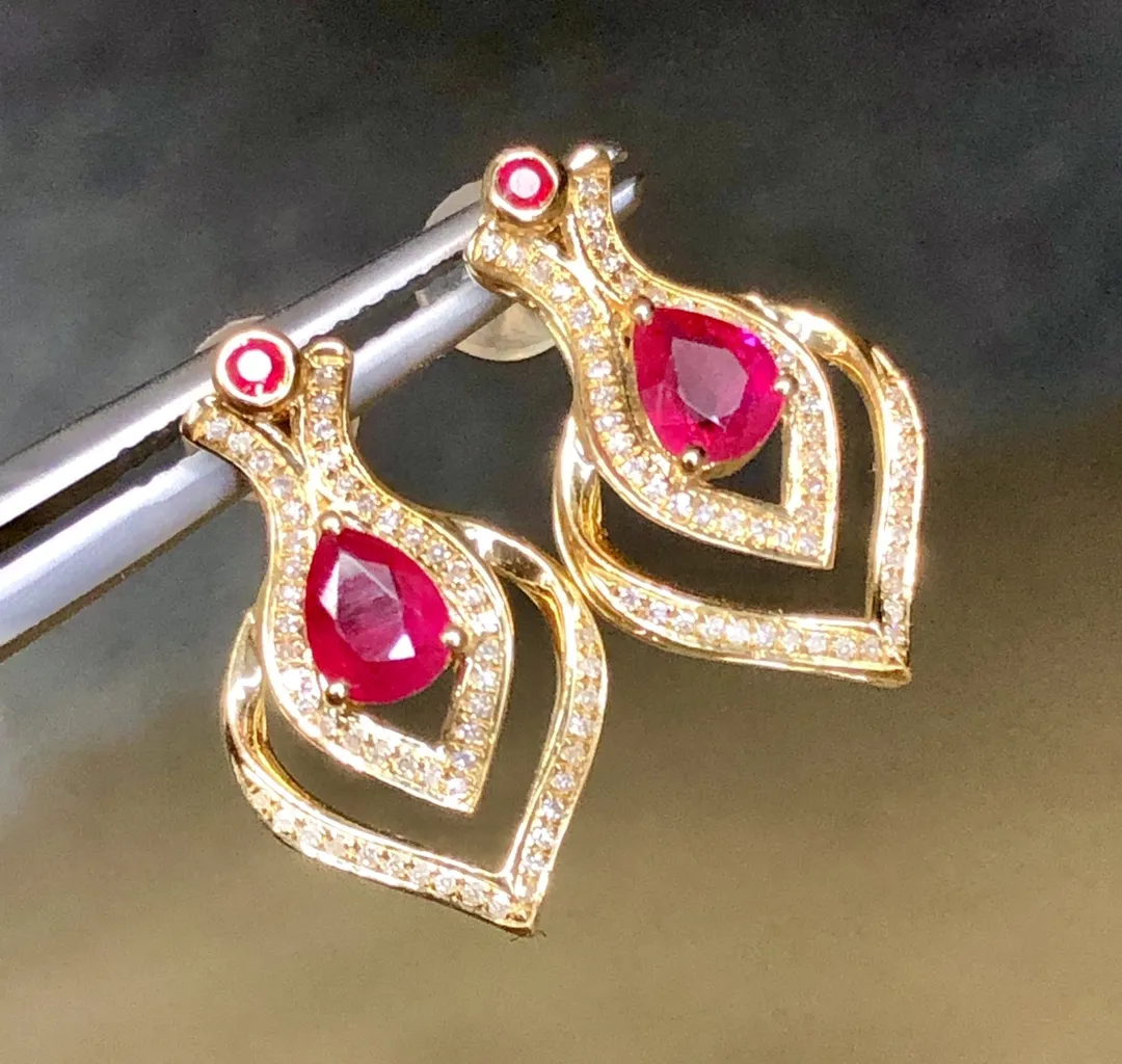 天然0.75ct 缅甸红宝石耳钉、18k金搭配天然南非钻石总重2.76g、裸石规格5.5*3.9、整体规格：18.7*11、实物艳丽火彩好