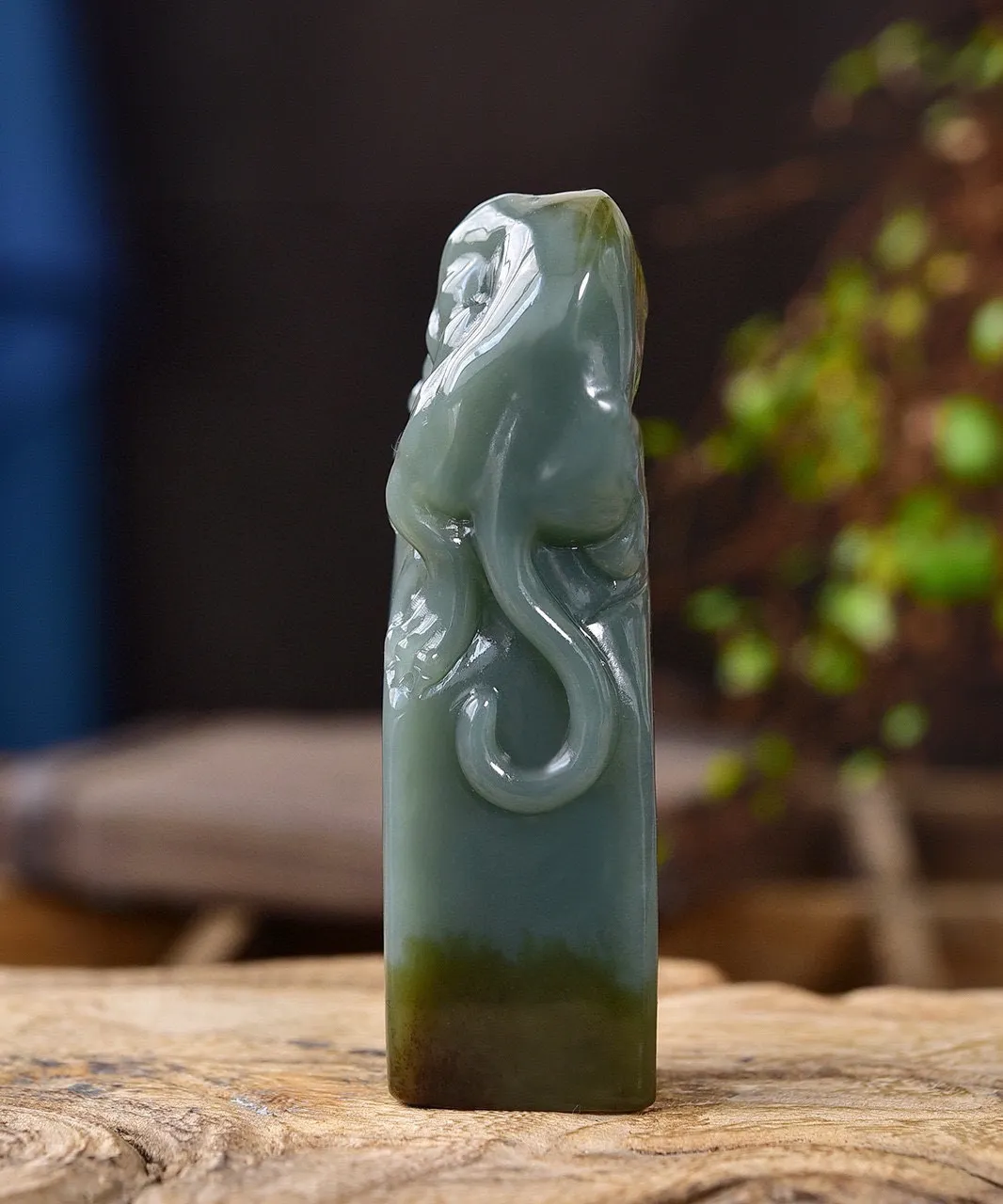 天然和田玉.且末蓝.猎豹.印章.玉质油润细腻.雕琢精细流畅.寓意捷报传来.护佑主人.整块料雕刻出来.更显珍贵.可以刻字.印章代表着文人的性情与倜傥风流.寓意身份的彰显.权力的象征.信誉的凭证..尺寸83.6/25/22.2重115.5克.