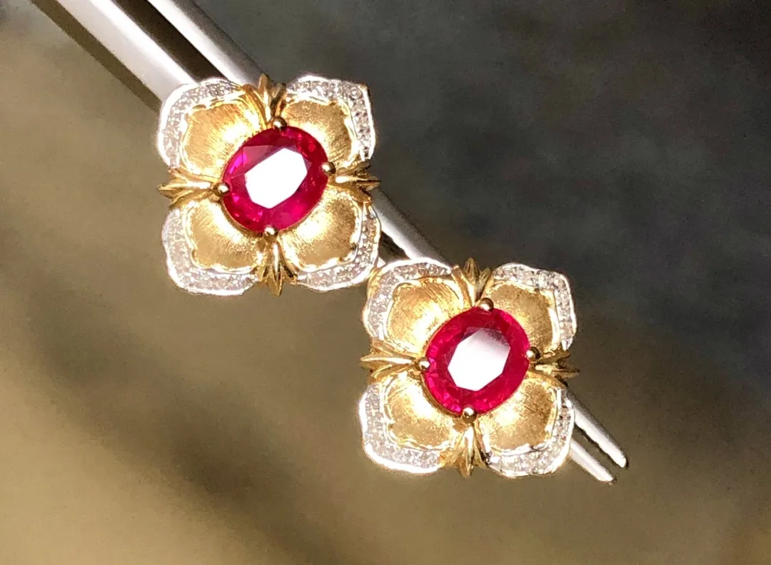 天然1.255ct 缅甸红宝石耳钉、18k金搭配天然钻石总重3.182g、裸石规格：5.5*4.4、整体规格：13.6*13.1、实物漂亮