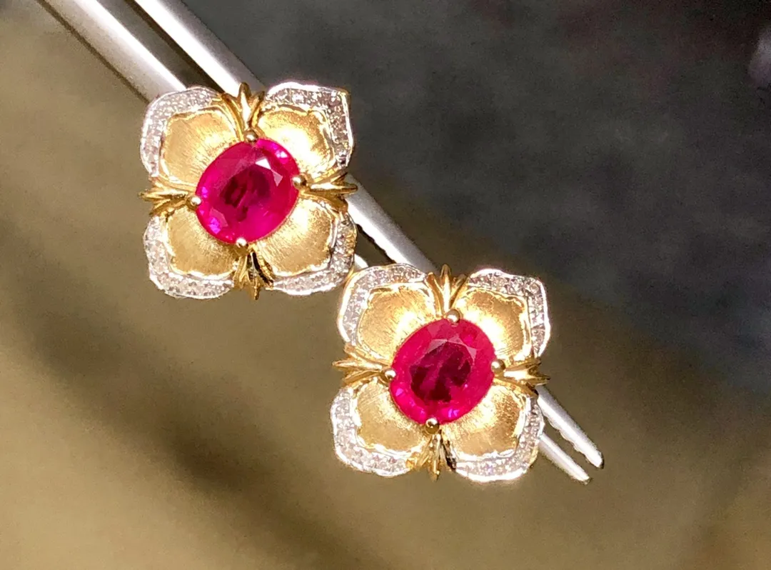 天然1.255ct 缅甸红宝石耳钉、18k金搭配天然钻石总重3.182g、裸石规格：5.5*4.4、整体规格：13.6*13.1、实物漂亮