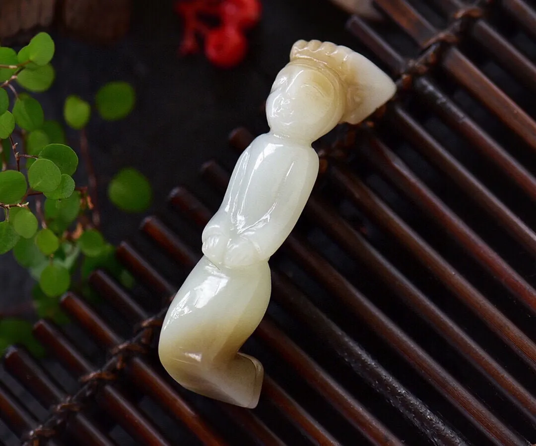 天然和田玉.羊脂玉.玉贵人.把玩件.玉质油润细腻.雕工精湛流畅.造型独特.古朴典雅.岁月磨砺.圆润饱满.历史久远.不变的是儒家礼仪的代代传承..尺寸85.3/35/18.8重61.72克.