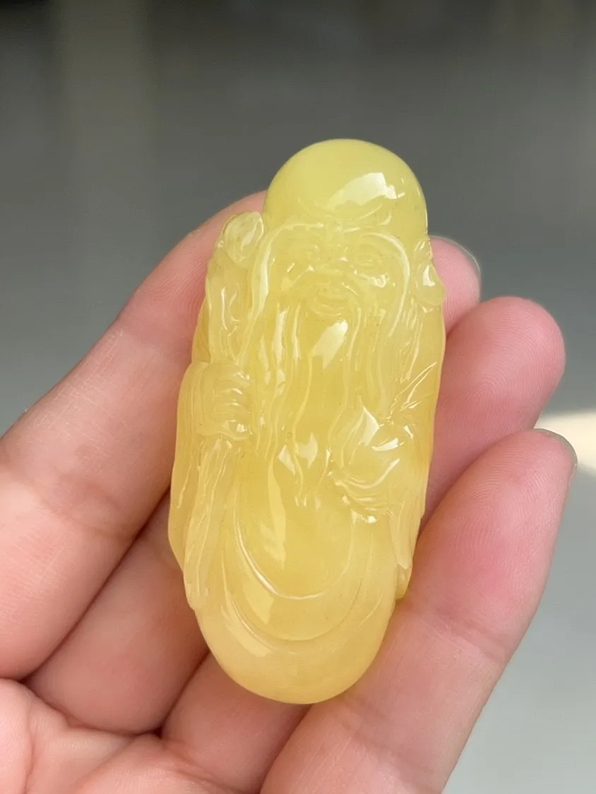天然蜜蜡精雕刻寿星 颜色美润 精致可爱 坠重22.3克 直径:63*29*20毫米