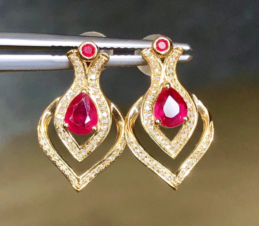 天然0.75ct 缅甸红宝石耳钉、18k金搭配天然南非钻石总重2.76g、裸石规格5.5*3.9、整体规格：18.7*11、实物艳丽火彩好