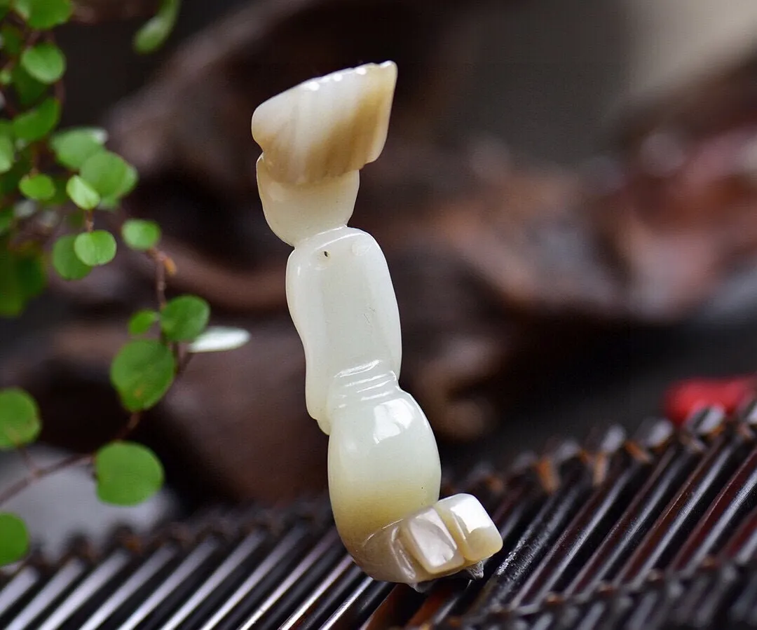 天然和田玉.羊脂玉.玉贵人.把玩件.玉质油润细腻.雕工精湛流畅.造型独特.古朴典雅.岁月磨砺.圆润饱满.历史久远.不变的是儒家礼仪的代代传承..尺寸85.3/35/18.8重61.72克.