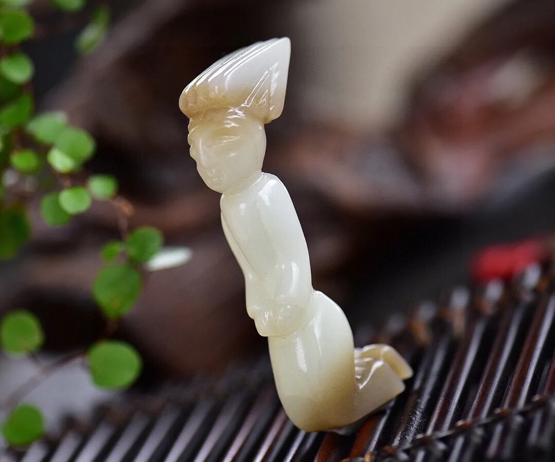 天然和田玉.羊脂玉.玉贵人.把玩件.玉质油润细腻.雕工精湛流畅.造型独特.古朴典雅.岁月磨砺.圆润饱满.历史久远.不变的是儒家礼仪的代代传承..尺寸85.3/35/18.8重61.72克.