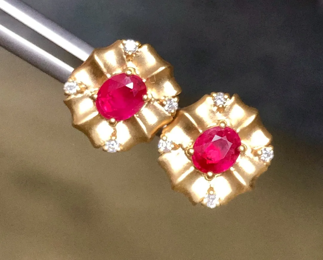 天然0.91ct 缅甸红宝石耳钉、18k金搭配天然南非钻石总重2.89g、裸石规格：5.3*4.2、整体规格：11.7*10.8、实物艳丽火彩好