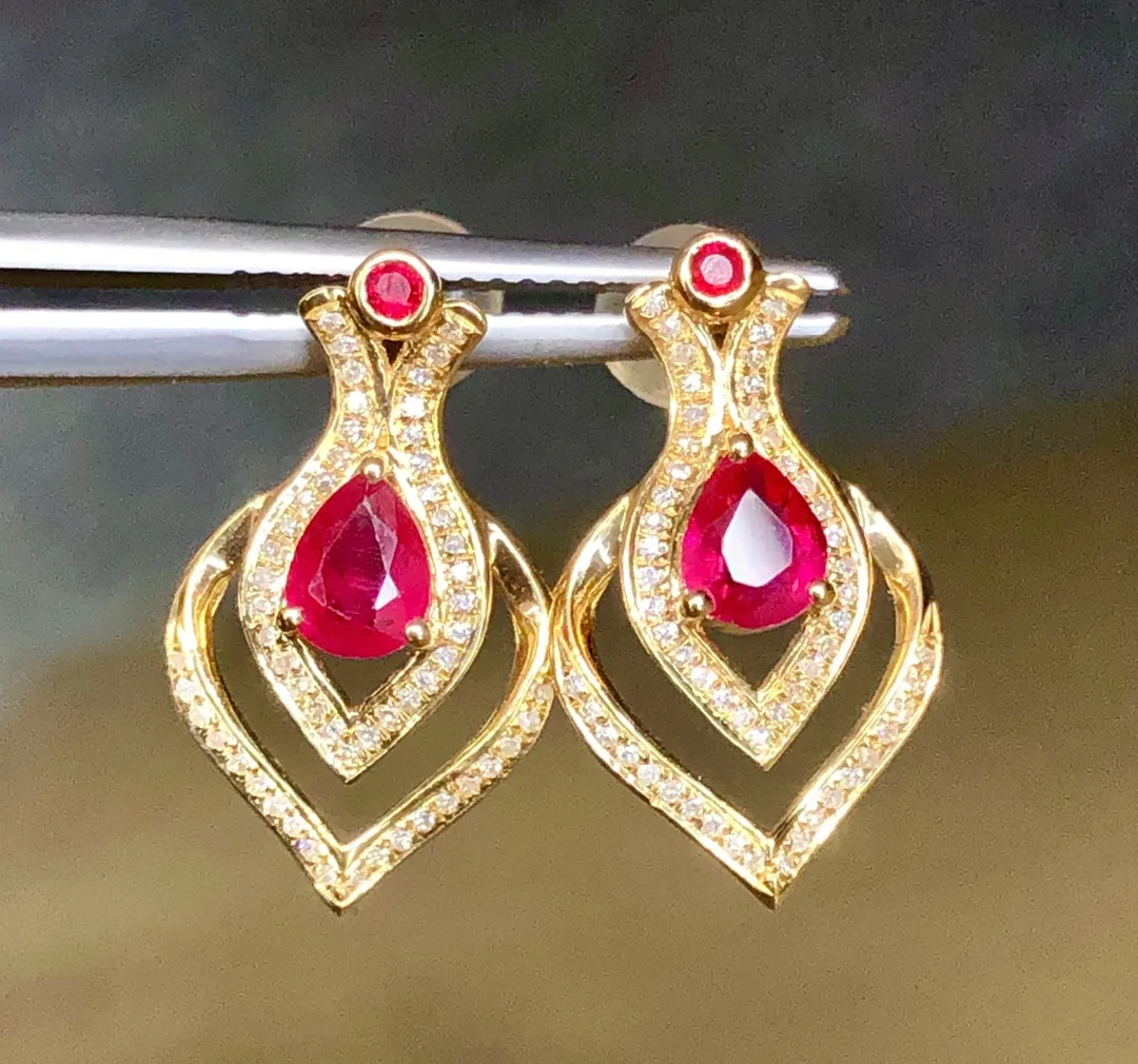 天然0.75ct 缅甸红宝石耳钉、18k金搭配天然南非钻石总重2.76g、裸石规格5.5*3.9、整体规格：18.7*11、实物艳丽火彩好