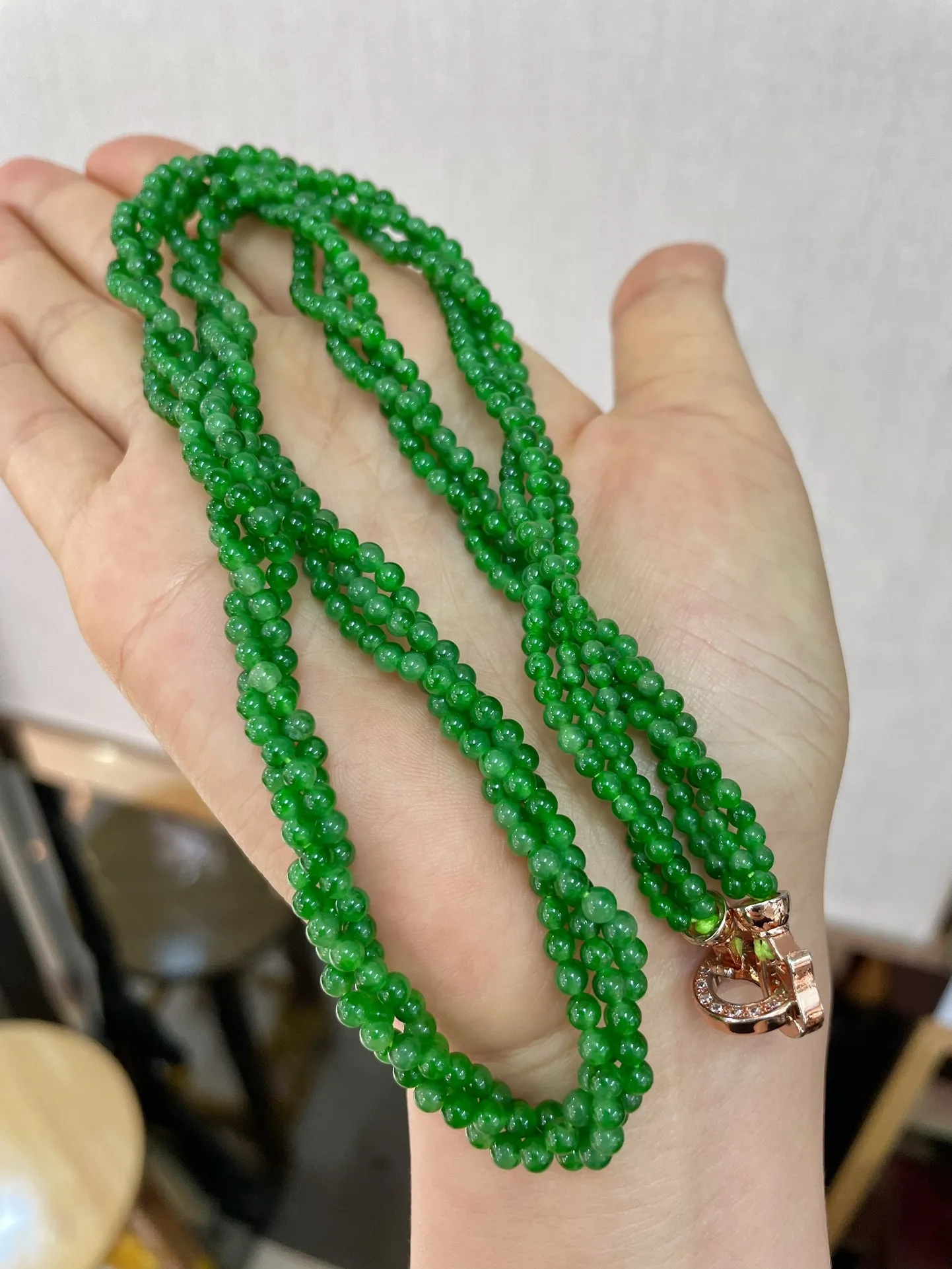 冰阳绿珠链，水头足，色泽艳丽，无纹裂，共598粒裸石3.