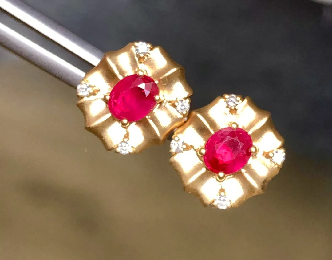 天然0.91ct 缅甸红宝石耳钉、18k金搭配天然南非钻石总重2.89g、裸石规格：5.3*4.2、整体规格：11.7*10.8、实物艳丽火彩好