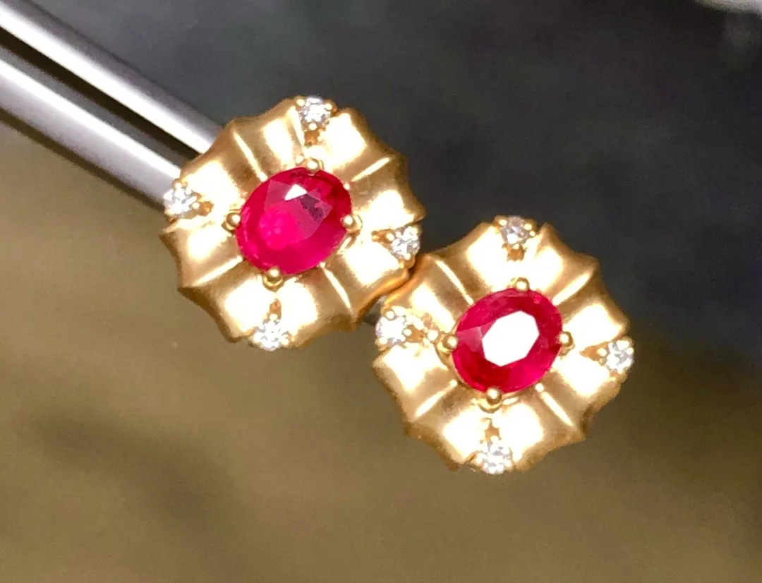 天然0.91ct 缅甸红宝石耳钉、18k金搭配天然南非钻石总重2.89g、裸石规格：5.3*4.2、整体规格：11.7*10.8、实物艳丽火彩好