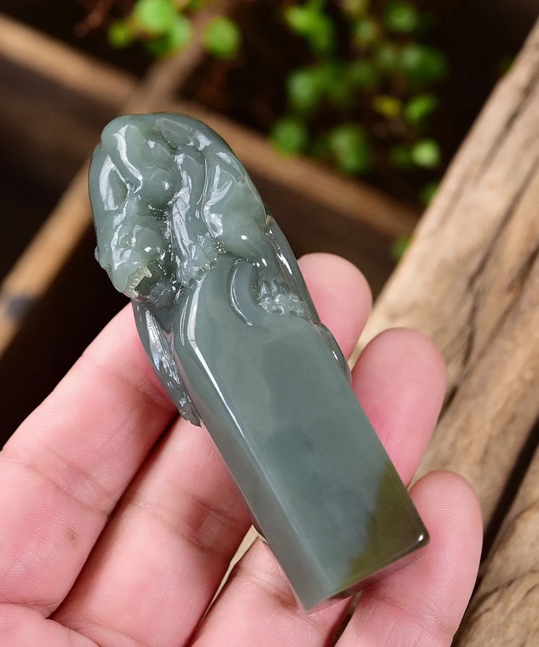 天然和田玉.且末蓝.猎豹.印章.玉质油润细腻.雕琢精细流畅.寓意捷报传来.护佑主人.整块料雕刻出来.更显珍贵.可以刻字.印章代表着文人的性情与倜傥风流.寓意身份的彰显.权力的象征.信誉的凭证..尺寸83.6/25/22.2重115.5克.