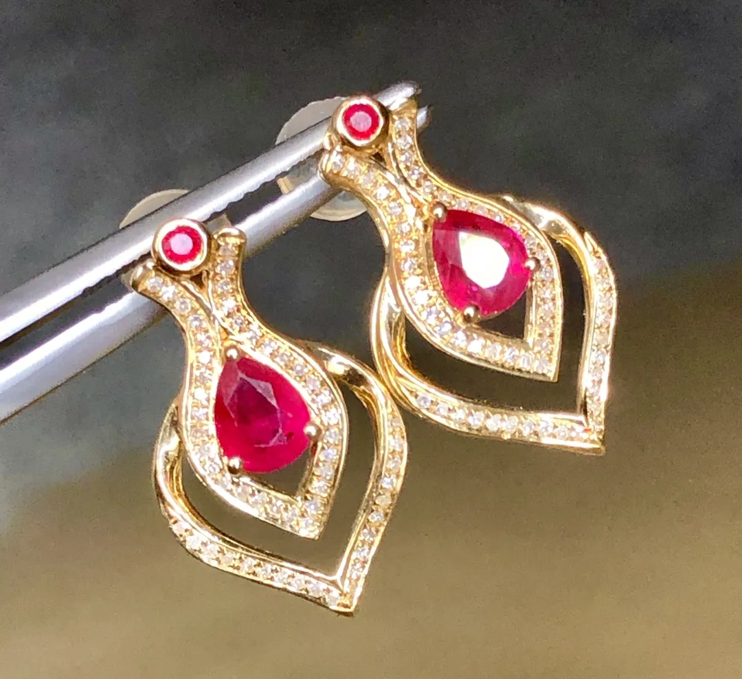 天然0.75ct 缅甸红宝石耳钉、18k金搭配天然南非钻石总重2.76g、裸石规格5.5*3.9、整体规格：18.7*11、实物艳丽火彩好