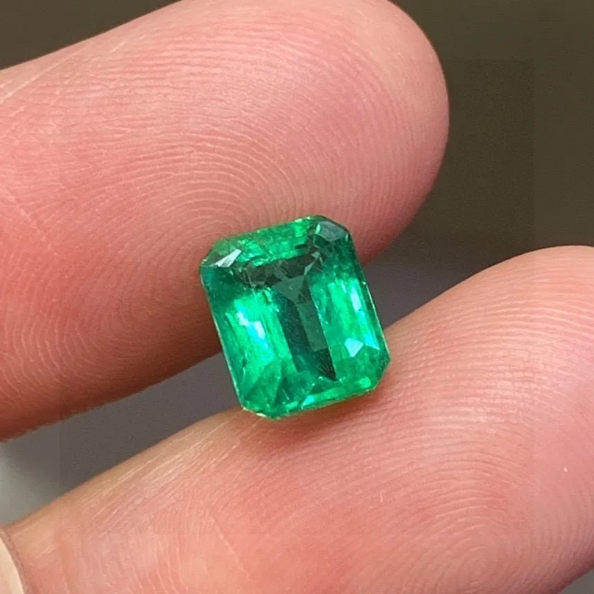 赞比亚天然祖母绿 颜色漂亮Vivid Green 
净度高 没有明显棉裂 切工火彩都非常棒
2.19ct 国际权威认证 。