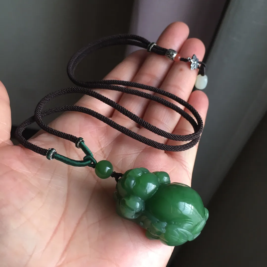 天然和田碧玉冰种起发财猪吊坠 ，老坑料果绿绿透光无黑点，主要是水头好，颜色美，晶体油润水头足，尺寸约36.8×26×20.7毫米，吊坠重约3克
