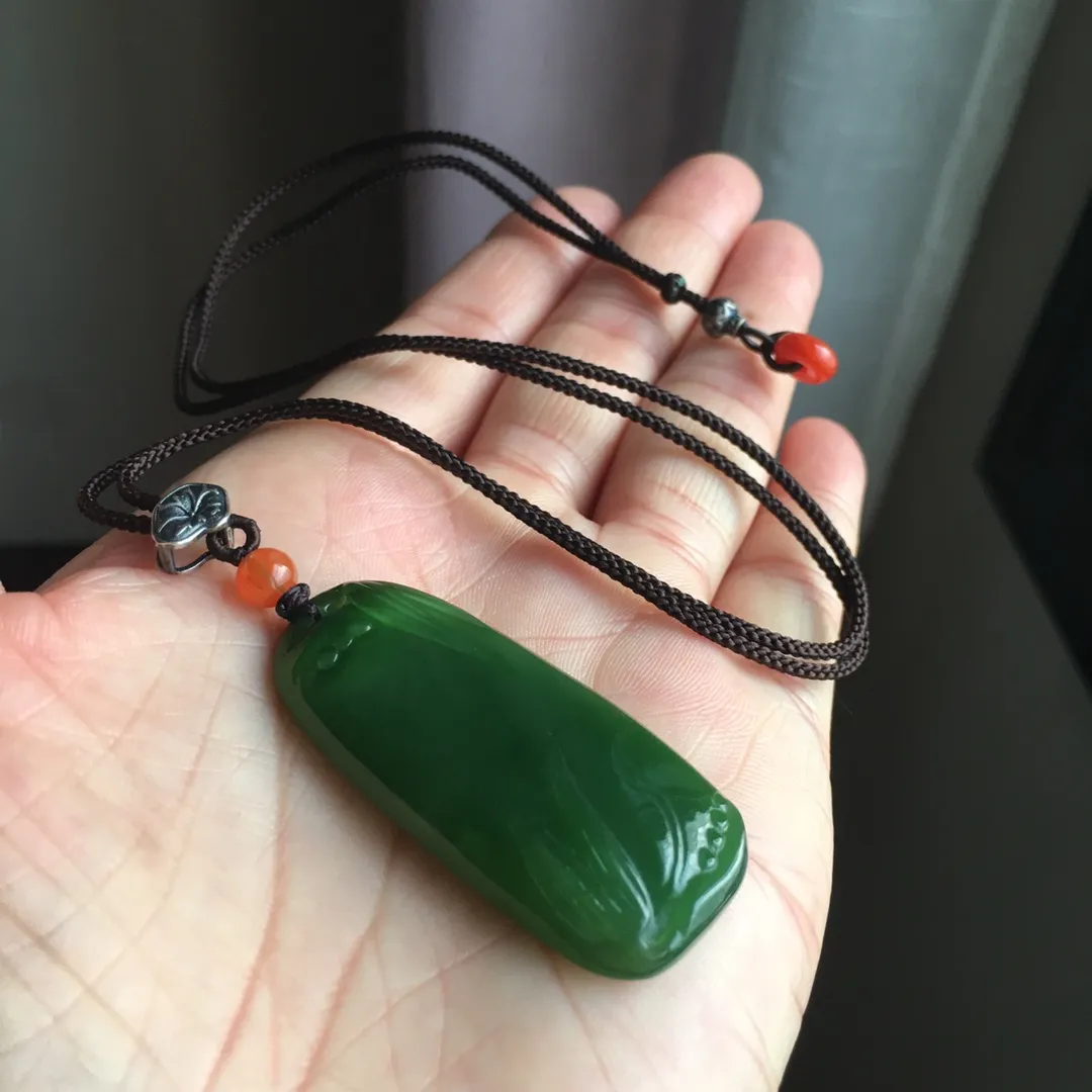 天然和田碧玉高冰种辣绿猫眼节节高升吊坠，老坑料正阳绿辣绿透光无黑点，晶体油润水头足，吊坠尺寸约46.1×21.1×8.3毫米，吊坠重约16.2克