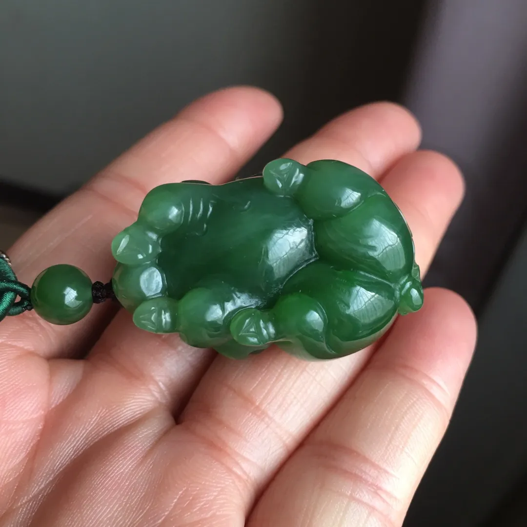 天然和田碧玉冰种起发财猪吊坠 ，老坑料果绿绿透光无黑点，主要是水头好，颜色美，晶体油润水头足，尺寸约36.8×26×20.7毫米，吊坠重约3克