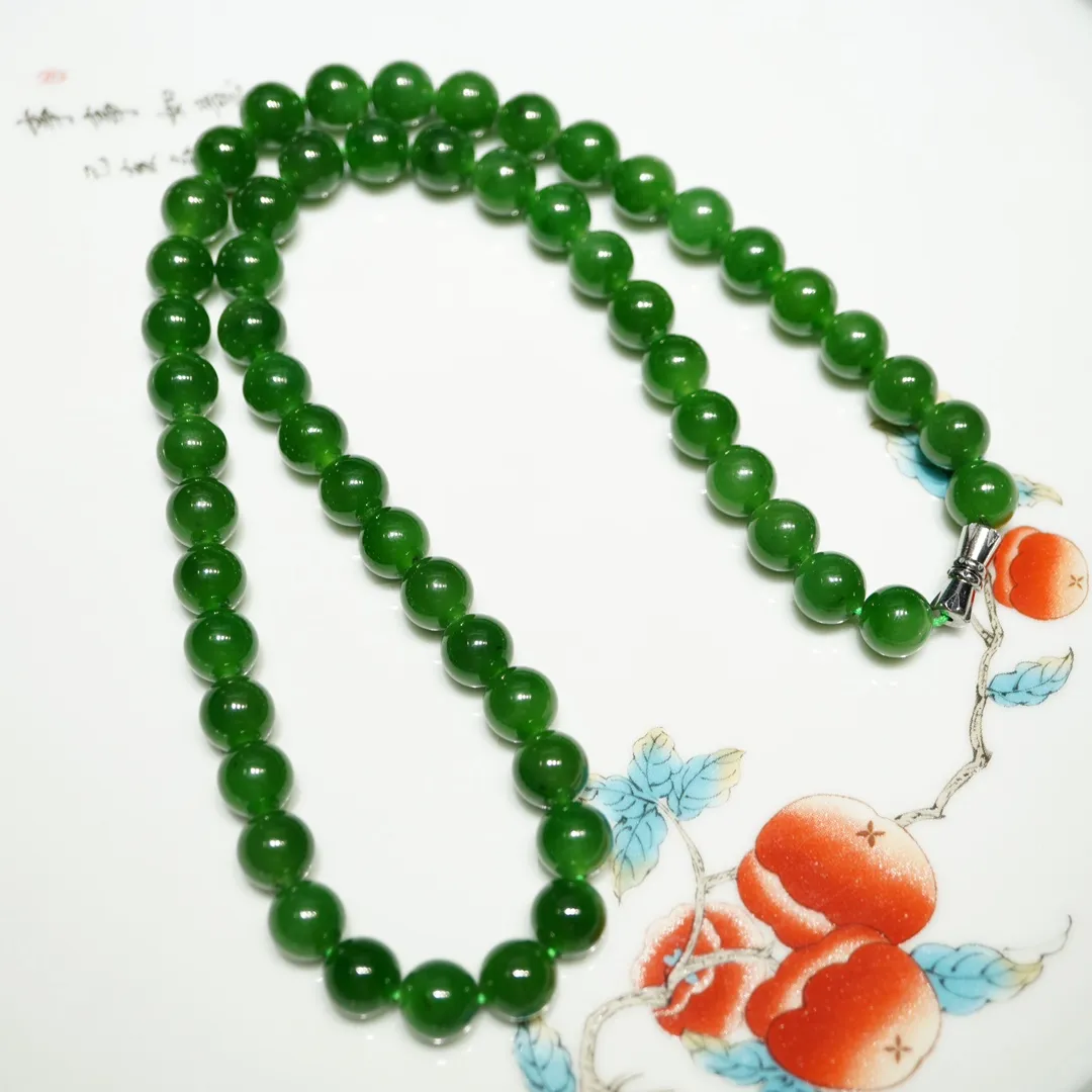 【碧玉 菠菜绿妈妈链】一款非常精致漂亮的老坑碧玉菠菜妈妈链 苏工手工打磨 玉质油润细腻 颜色漂亮 微黑点  规格8mm 左右