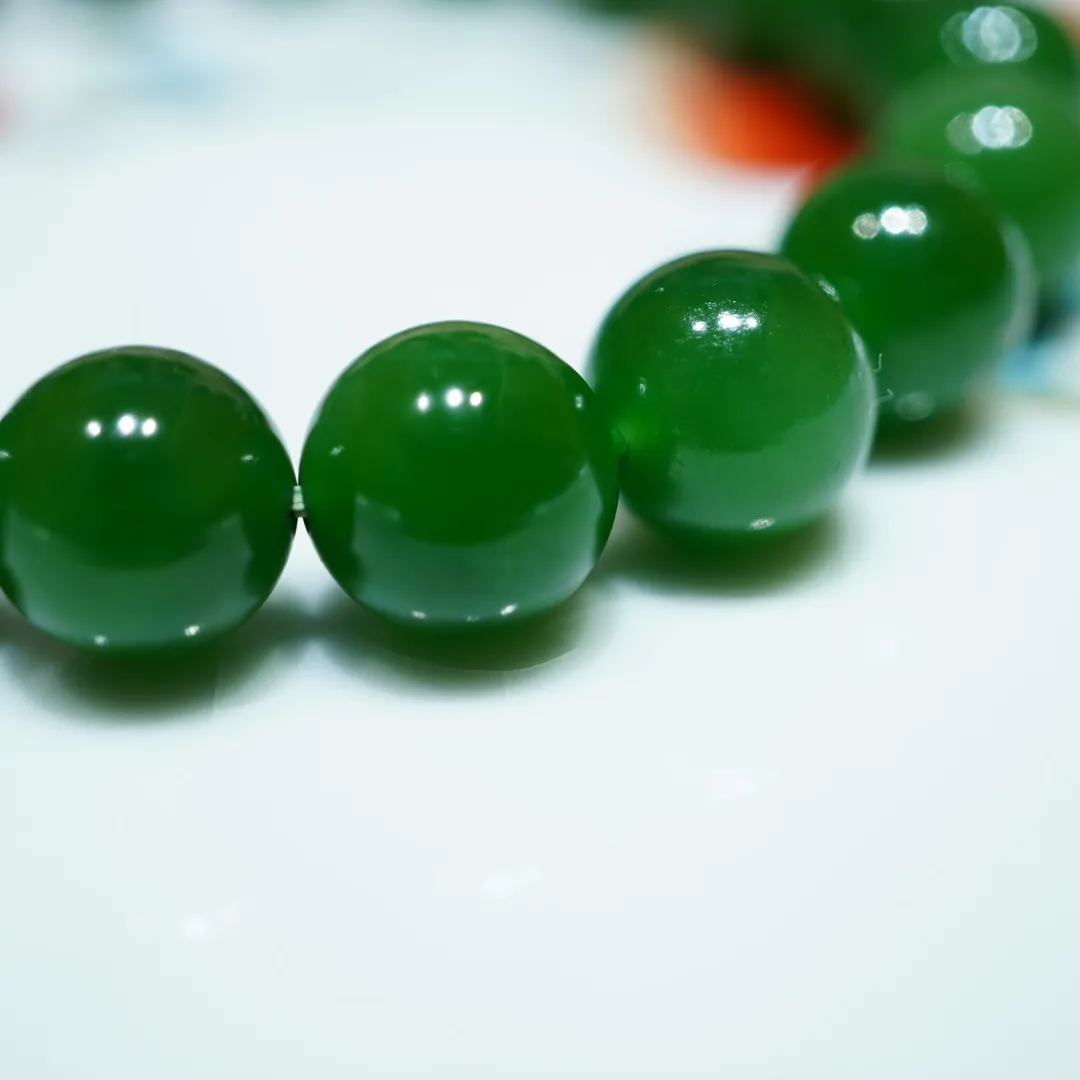 【碧玉 菠菜绿手链】一款非常精致漂亮的老坑碧玉菠菜绿手链 苏工手工打磨 满色菠菜绿 玉质老熟 颜色漂亮  无杂无裂起胶 佩戴高档  规格9.5m 左右