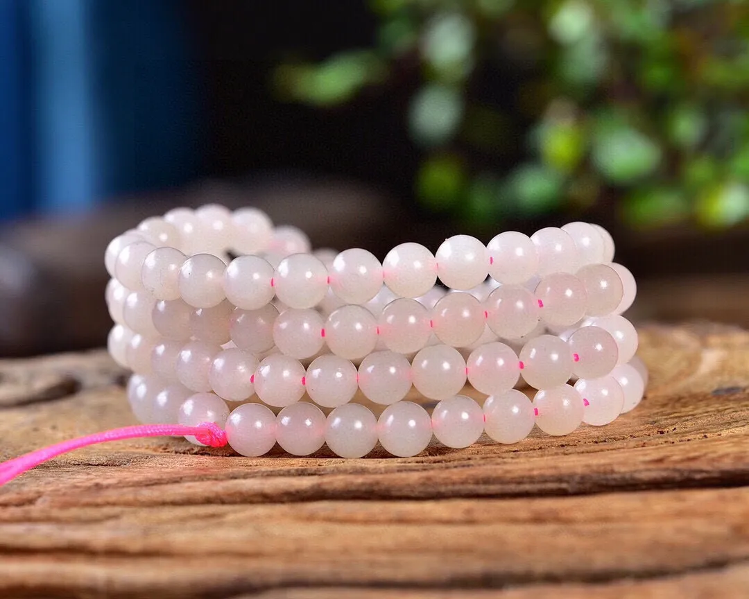 天然和田玉.藕粉.正圆珠.108颗.佛珠.项链 .玉质油润细腻.手工打磨.上身效果.优美大气.尺寸6mm.重35.4克.