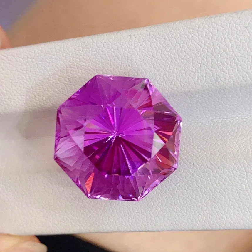 精品紫锂辉 漂亮紫荆花色 
全净玻璃体 精切工 火彩绚丽 
38.12ct 规格19×19×16.5mm 自然光拍